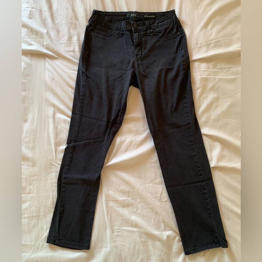 Jessica Simpson Uptown High Rise Cropped Skinny Jeans:
• Size: 30 Regular